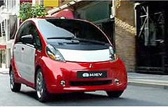 根據美國環保署最新的數字，2012年式的三菱 i-MiEV 電動車是燃油效率的冠軍，於2011年11月16日上市。(三菱汽車 提供)