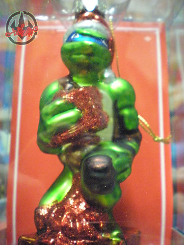 KURT S. Adler :: HAND-CRAFTED GLASS CHRISTMAS ORNAMENT; 'Leo's Gifts' i (( 2009 ))