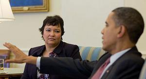 美國環保署長潔克森（Lisa Jackson）與美國總統歐巴馬在白宮合影，2010年2月。(Pete Souza攝影，美國白宮提供)