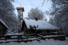 Foto per 4. Il rifugio sulla Spica con dietro l'imponente torre panoramica.
