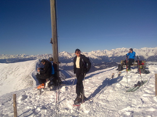 Gipfelkreuz des Gablers mit Blick auf die Ötztaler Alpen