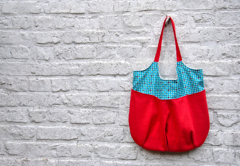 http://www.noodle-head.com/2011/08/go-anywhere-bag-pattern_26.html