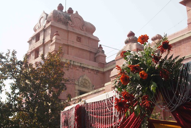 City Moment – The Portrait of a Marriage, Mandir Marg