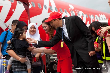 Photo 2 -  Airasia Chairman Dato' Aziz Bakar Receiving Guests Of Flight Ak5101 From Kota Kinabalu - Kuala Lumpur