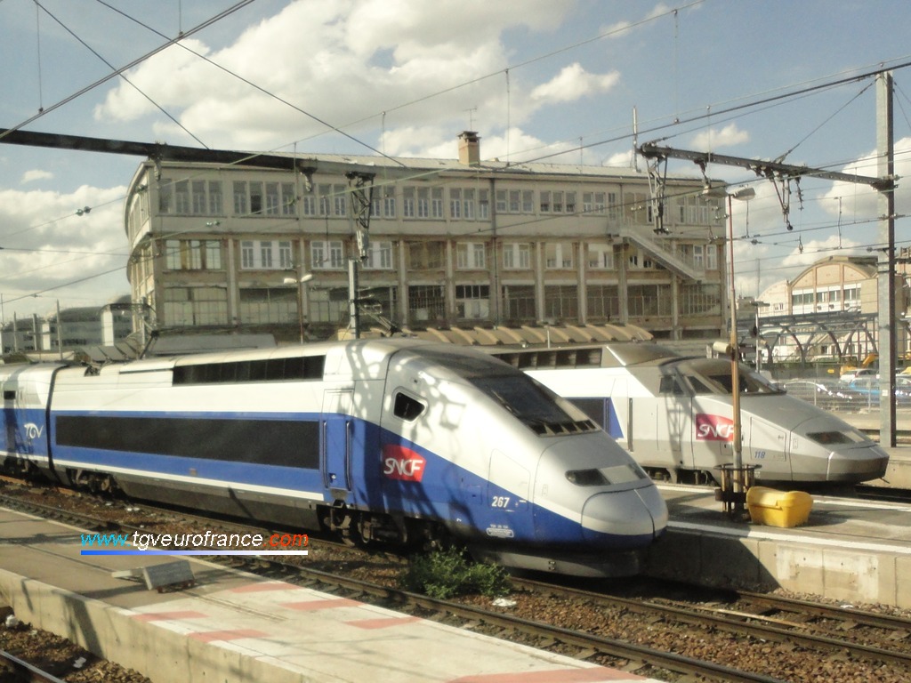 Le TGV Duplex 267 et le TGV Sud-Est Lyria 118 à quai à Paris Gare de Lyon