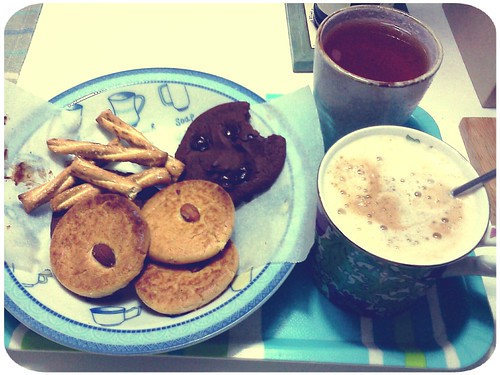 早午餐 ::: 吃剩的餅乾+熱咖啡+冷掉的紅茶 by 南南風_e l a i n e