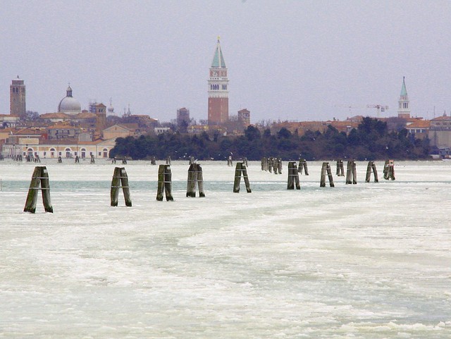 Venezia vista dalla laguna ghiacciata