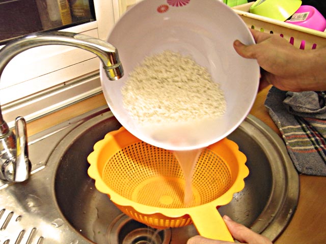 lavar el arroz