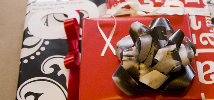xmas wrapping, presents, christmas, holiday cheer, pattern mixing, handmade bows, tilda swinton, 