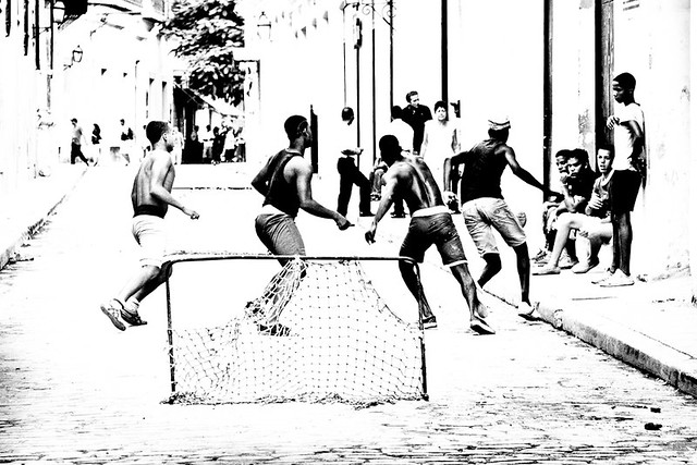 Street football in Havana, par Franck Vervial
