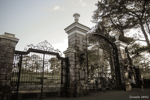 The Mansion's Gates by israelv