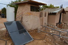 2.生態堆肥廁所及太陽能浴室的背面設備間。 陳婉寧攝