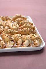 Mini croissant di patate con confettura di peperoncino e pecorino