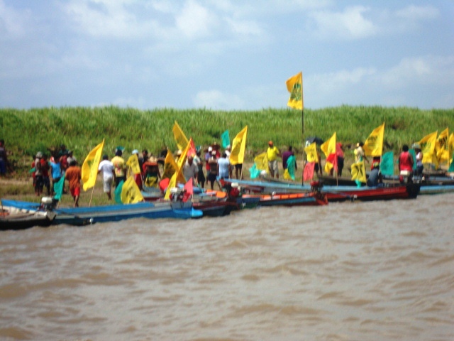 Bloqueio no rio Amazonas pelo defensores do SIM. Foto: Ronilma Santos.