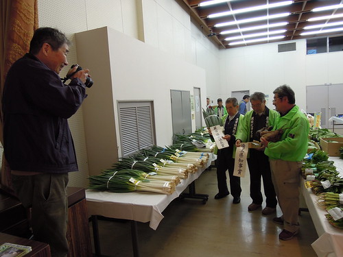 蕨市園芸品評会 埼玉新聞の記者さんに取材されました。