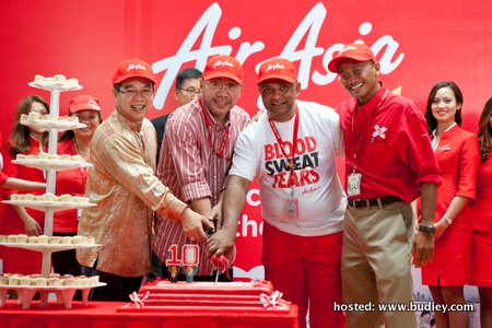 Photo 3 - Celebrating 10 Awesome Years. (From L- R) Airasia Director Dato' Fam Lee Ee, Deputy Group Ceo Dato' Kamarudin Meranun, Group Ceo Tan Sri Tony Fernandes, Air