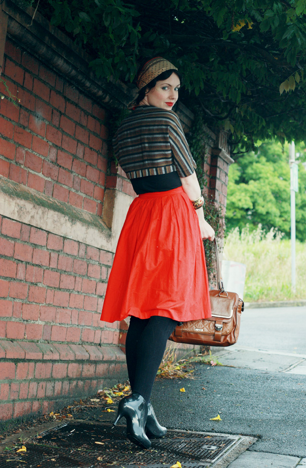 red skirt stripe jacket b