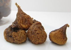 [photo-close up dried figs]