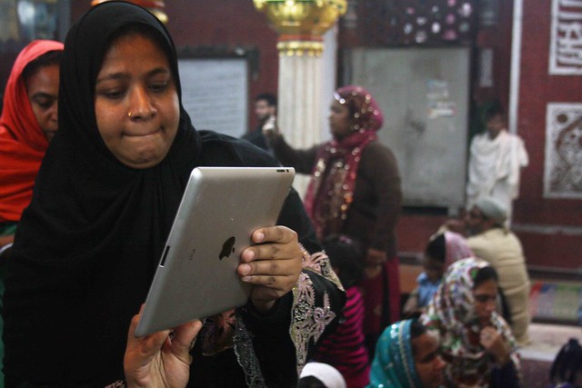City Moment – The Woman’s iPad, Hazrat Nizamuddin Dargah