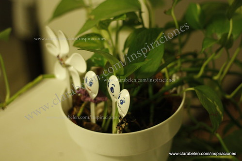 Manualidades: flores con cucharas de plástico para macetas