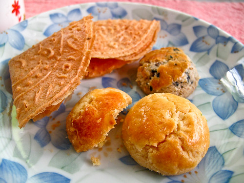IMG_1992 下午茶 ：年饼 - Tea break : Chinese New Year Cookies - Love letters , sesame cookies and walnut cookies， 核桃酥，芝麻饼和Kuih Kapit