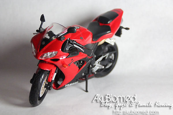 Yamaha Superbike R1 Red
