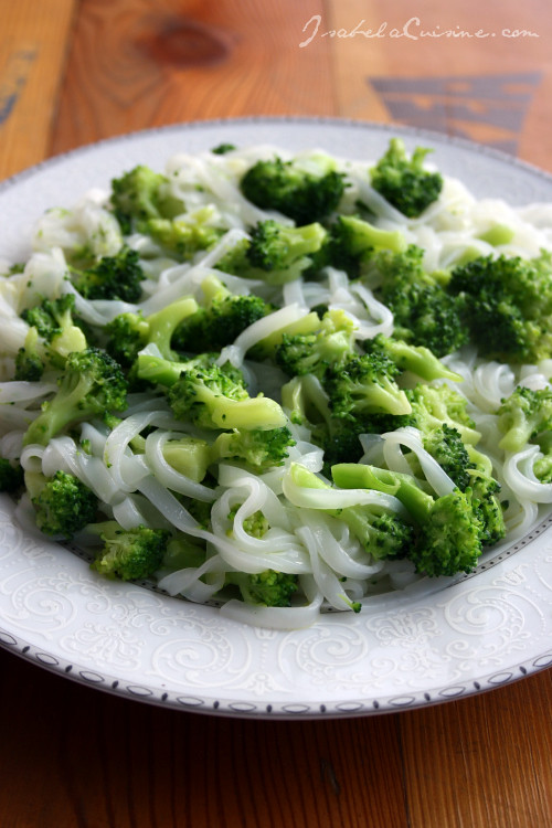 Taitei de orez cu broccoli