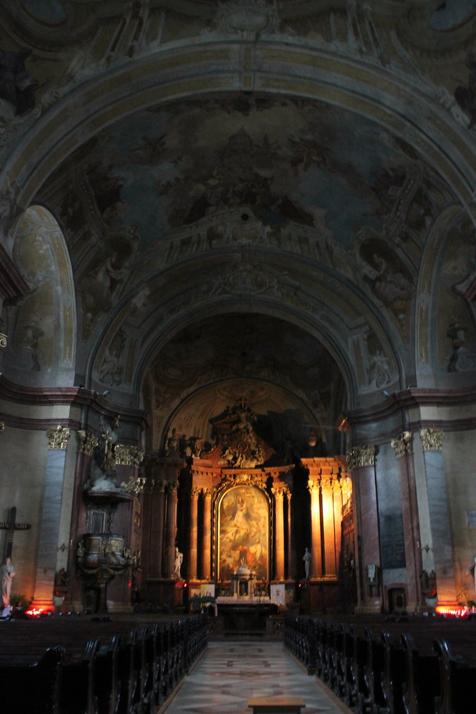 Interior de la catedral de Székesfehérvár