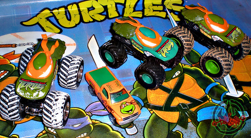 " Hot Wheels " Monster Jam ' Teenage Mutant Ninja Turtles ' 1:64 Monster Trucks - Michelangelo {  MUD TRUCKS tire treads & HOLIDAY EDITION } ii / with Racing Champions "Street Wheels" diecast 1:64 scale - 'Teenage Mutant Ninja Turtles' 5 pack :: 1996 Dodge