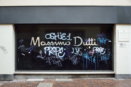 Massimo Dutti and graffiti