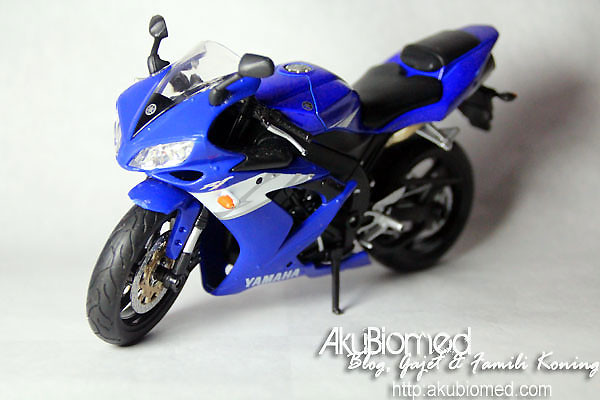 Yamaha Superbike R1 Blue