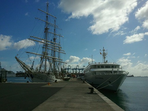 El velero noruego Christian Radich y el Crucero MS Belle del Adriático en el puerto de Las Palmas de Gran Canaria by El coleccionista de instantes
