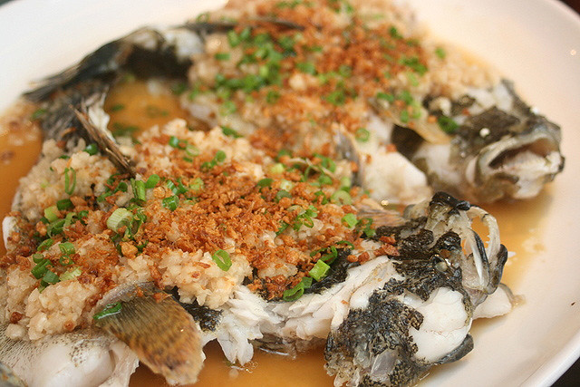 Steamed Marble Goby with Fragrant and Raw Minced Garlic