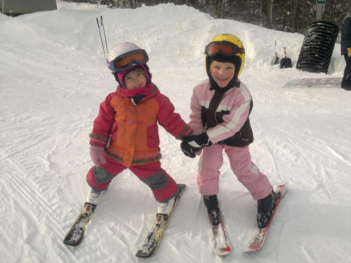 Cassie et Emma skient ensemble by ngoldapple