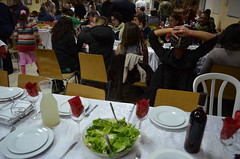 每週五晚間的宗教祈禱會後的社區大餐，對以色列人來說是一週重要 的聚餐時光。陳婉寧攝。