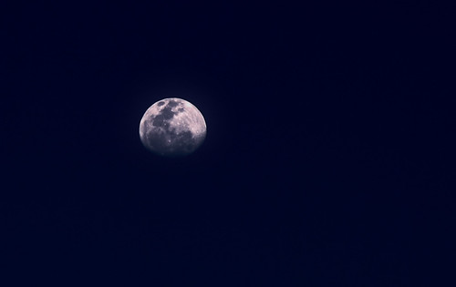 La luna desde mi ventana. by Byron Alaff Vélez