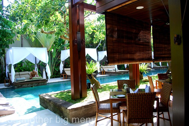 The Elysian, Bali - Restaurant by the pool