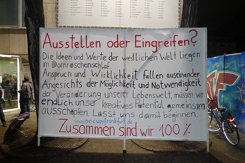 Plakat vor dem Kunstverein. Ausstellen oder Eingreifen. Von Occupy Frankfurt