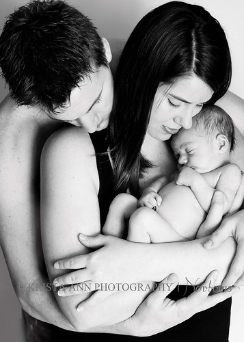 mom-and-dad-cuddle-baby-BW