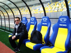 Prismatico en la banca del estadio de Kiev