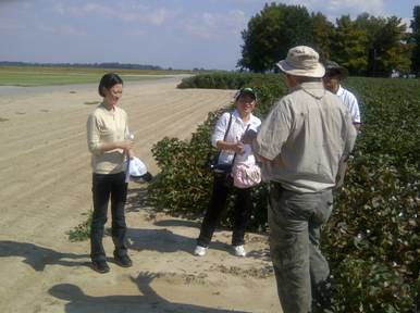 Yang Yang (left) and Lingo Gao from China’s Ministry of Agriculture visit a learning center in Scott, Mississippi to see how cotton breeders collect plant variety information.  The U.S. and China are working toward harmonizing their plant variety protection systems.Yang Yang (left) and Lingo Gao from China’s Ministry of Agriculture visit a learning center in Scott, Mississippi to see how cotton breeders collect plant variety information.  The U.S. and China are working toward harmonizing their plant variety protection systems.