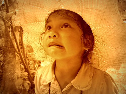 無料写真素材|人物|子供女の子|帽子|人物見上げる|フィリピン人