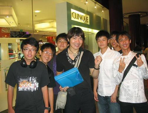 Real Singaporean Fans swarmed Steven Lim! (picture via StevenLim.Net)