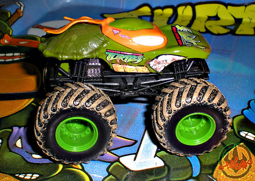" Hot Wheels " Monster Jam ' Teenage Mutant Ninja Turtles ' 1:64 Monster Truck - Michelangelo {  MUD TRUCKS tire treads } 53/80 vii  (( 2011 ))