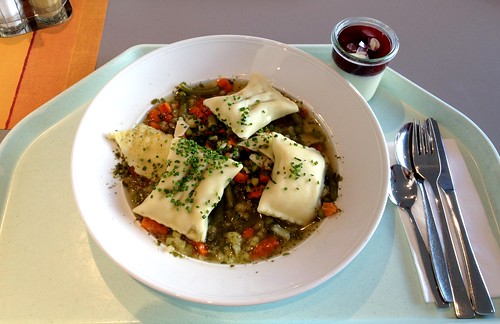 Bunter Gemüseeintopf mit vegetarischen Maultaschen / Vegetable stew with vegetarian pasta squares