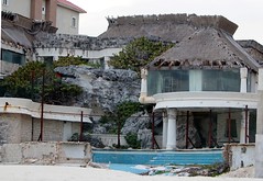 經威爾瑪颶風肆虐後，在墨西哥坎宮無人居住的旅館。 (Photo by onkelshark)