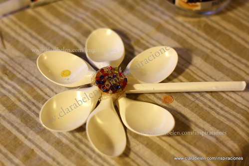 Manualidades: flor de cucharas de plástico reciclada y corchos para adornar las macetas