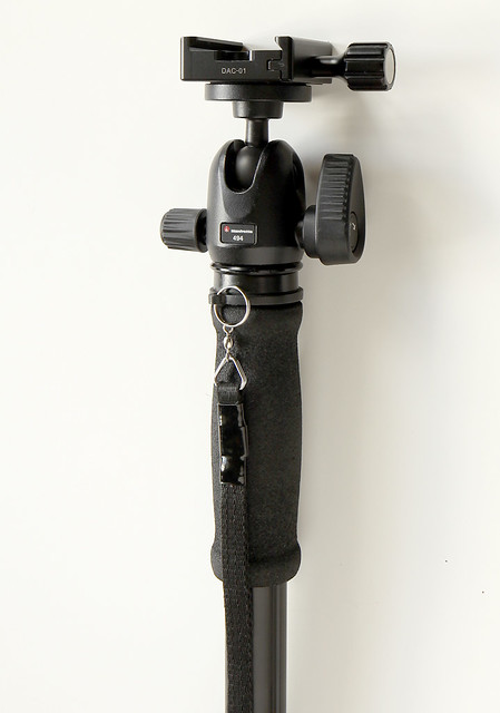 Desmond DAC-01 clamp mounted on Manfrotto 494 Mini Ball Head and No-name monopod