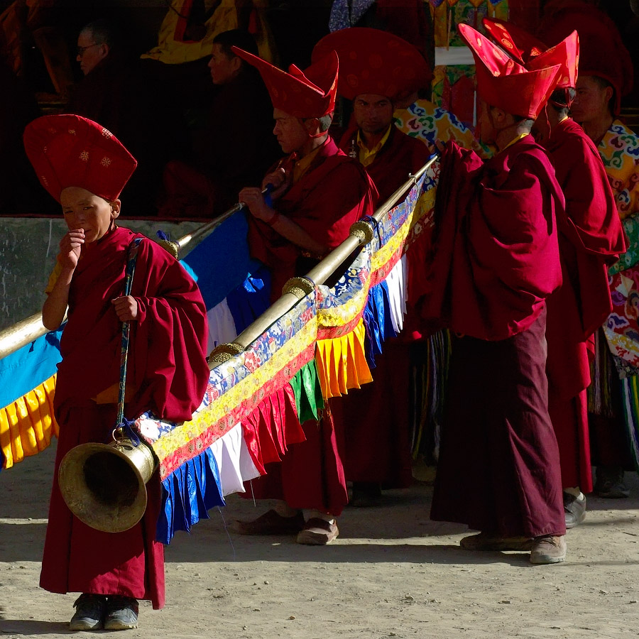 Монахи выходят с дунченами, объявляя начало спектакля