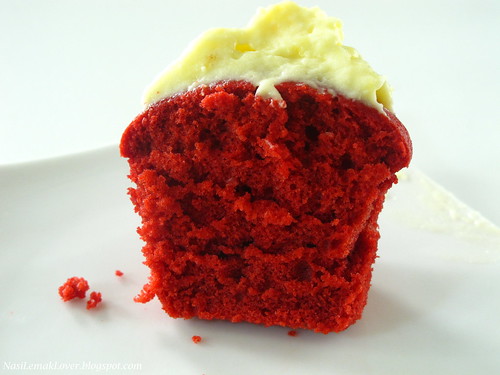 Red Velvet Cake Cupcakes with cream cheese frosting